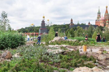 insanlar tepede Zaryadye park ve Kremlin