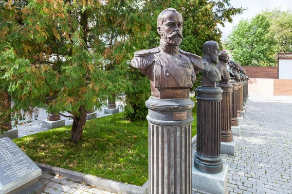 在小巷的俄罗斯统治者的纪念碑 — 图库照片