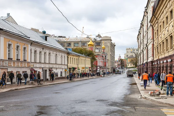 Pessoas na rua Solyanka na cidade de Moscou — Fotografia de Stock