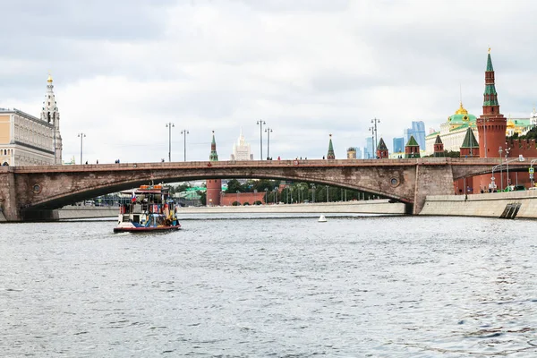 莫斯科河和克里姆林宫的游览船观 — 图库照片