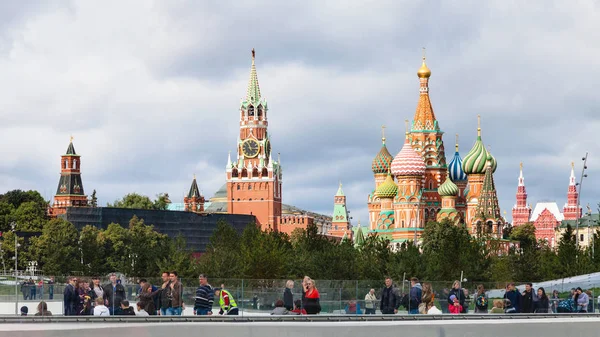 Tourists in Zaryadye park and view of Kremlin — Stock Photo, Image