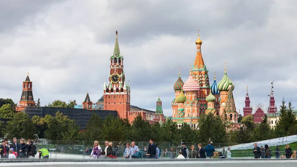 Visitantes en el parque Zaryadye y vista del Kremlin — Foto de Stock