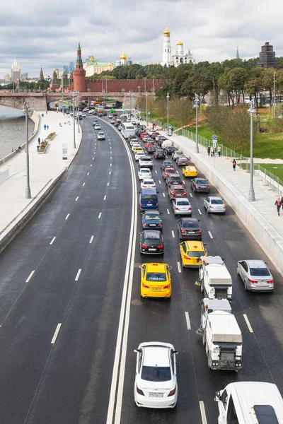 Moskvoretskaya dolgu Moskova'da araba trafik — Stok fotoğraf