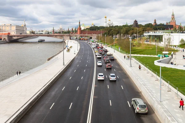Turistas e carros em Moskvoretskaya Embankment — Fotografia de Stock