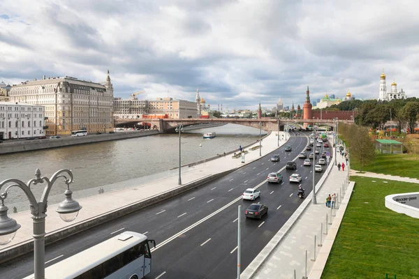 Above view of traffic on Moskvoretskaya Embankment — Stock Photo, Image