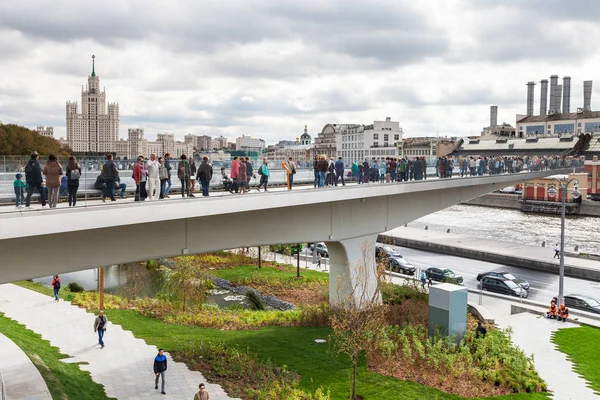扎里亚德耶公园浮桥上的人们 — 图库照片