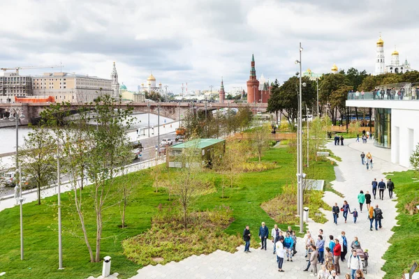 Turistas en Moskvoretskaya Embankment en Moscú — Foto de Stock