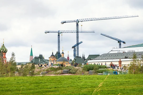 Parque Zaryadye y grúas de construcción en Moscú — Foto de Stock