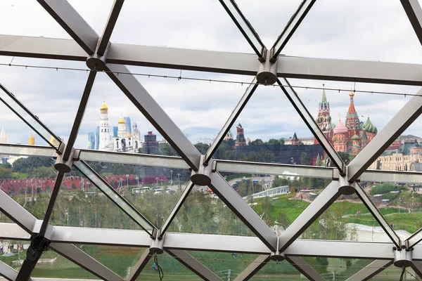 Torres del Kremlin y Catedral a través de techo de cristal —  Fotos de Stock