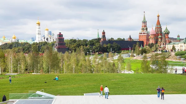 Zaryadye Park Amfi Tiyatro sahne alanı'nda turistler