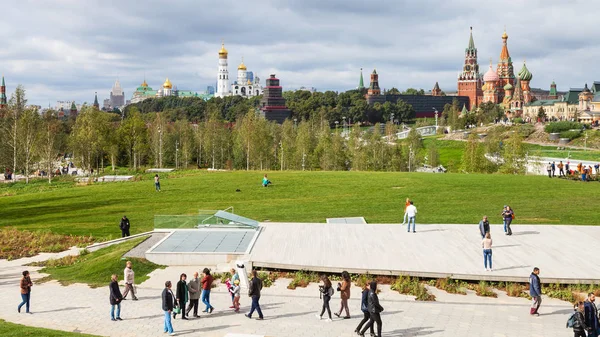 Turister i amfiteatern i Zaryadye park — Stockfoto