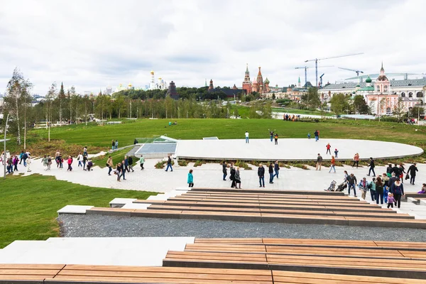 Moskova'da Zaryadye Park amphitheater insanlarda