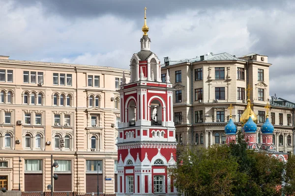 Klocktornet på kyrkan St George i Moskva — Stockfoto