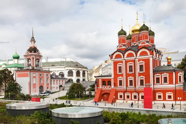 Människor nära katedralen i Znamensky kloster — Stockfoto