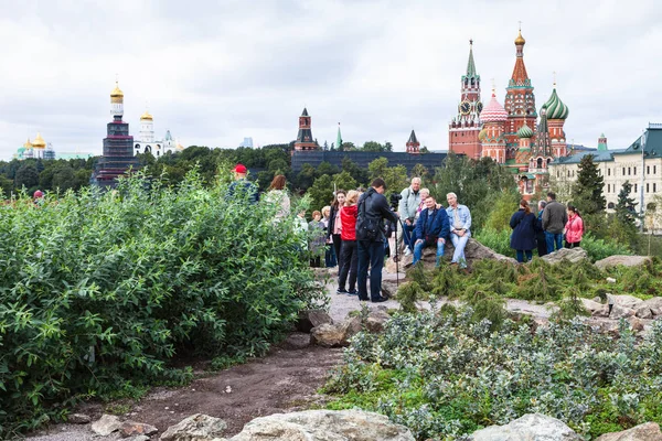 Turistas en la colina en el parque Zaryadye y la vista del Kremlin — Foto de Stock