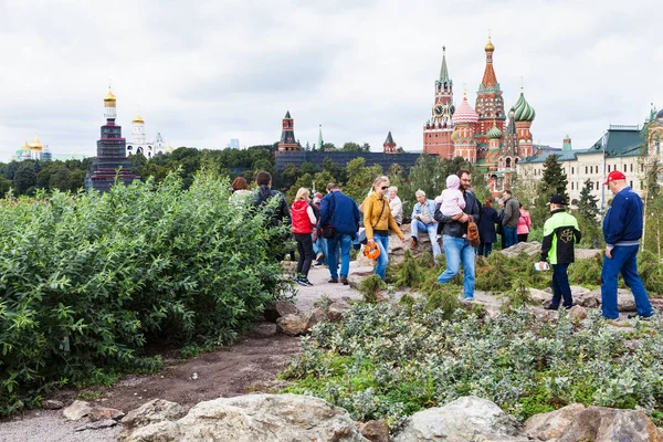 Gente en la colina en el parque Zaryadye y la vista del Kremlin — Foto de Stock
