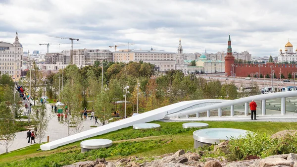 Zaryadye 城市公园和在莫斯科克里姆林宫墙 — 图库照片