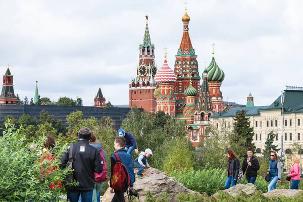 Visitors on hill in Zaryadye park and Kremlin — Stock Photo, Image