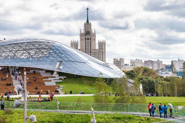 Ziyaretçi Zaryadye Park amphitheater yürümek