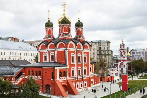 Znamensky kloster i Romanov Chambers i Moskva — Stockfoto