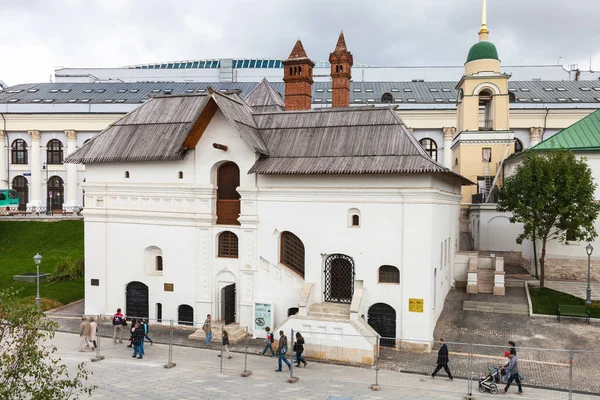 People near Museum The Old English Court in Moscow — Stock Photo, Image