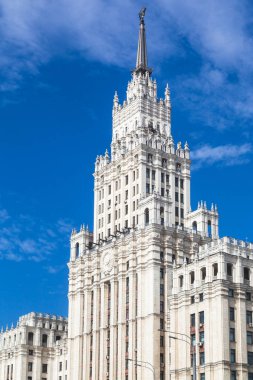 gökdelen kırmızı kapı Moskova'da bina