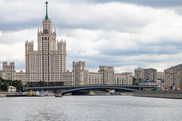 Kotelnitjeskaja vallen skyskrapa i Moskva — Stockfoto