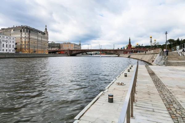 Rio e Moskvoretskaya Embankment em Moscou — Fotografia de Stock