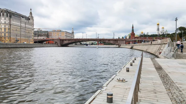 Rio Moskva e Moskvoretskaya Embankment — Fotografia de Stock