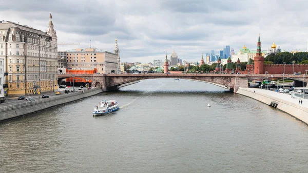 Moskvas stadssilhuett från flytande bro i Zaryadye — Stockfoto