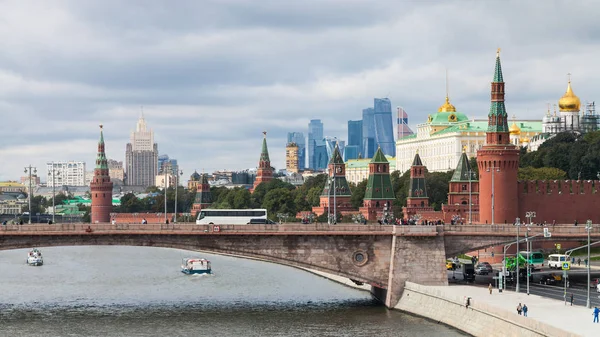 Moskova cityscape Zaryadye içinde yüzen Köprüsü'nden — Stok fotoğraf