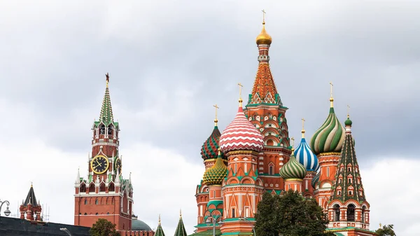 Weergave van Pokrovsky kathedraal en Spasskaya toren — Stockfoto