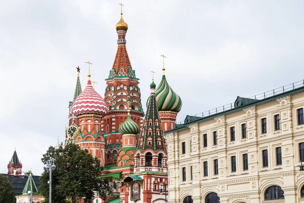 View of Saint Basil Cathedral from Varvarka street — Stock Photo, Image