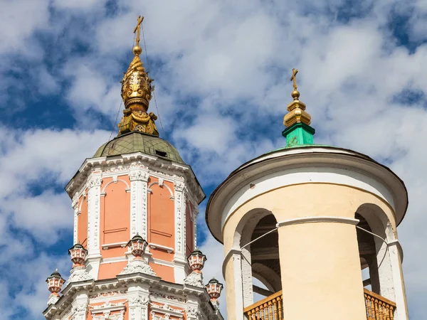 Колокольня церкви и башня Меньшикова в Москве — стоковое фото