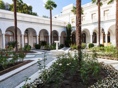 Livadiya İlçesi, Crimea - 21 Eylül 2017: Livadia Sarayı'nın iç bahçesinde gül bahçesi. Yazlık Kırım'da Rus İmparatorun ailesinin saraydı