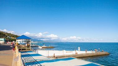 kentsel plaj set boyunca turistlere