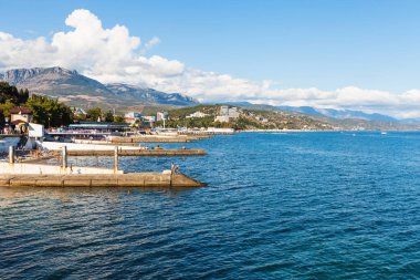 Aluşta City embankmen boyunca waterfront görünümünü