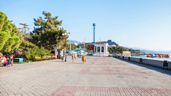 Menschen gehen zur Kolonnade in Aluschta-Stadt — Stockfoto