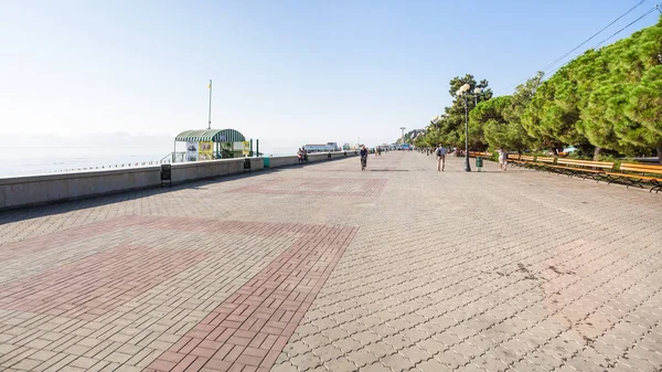 Lenin Caddesi setin içinde Aluşta Panoraması — Stok fotoğraf