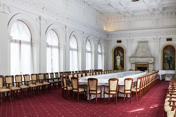 Livadiya İlçesi, Crimea - 21 Eylül 2017: White Hall (Gala yemek odası) Livadia sarayında iç. Yazlık Kırım'da Rus İmparatorun ailesinin saraydı