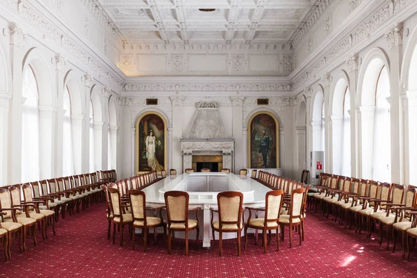 Livadiya İlçesi, Crimea - 21 Eylül 2017: White Hall (Gala yemek odası) Livadia Sarayı'nın kapalı. Yazlık Kırım'da Rus İmparatorun ailesinin saraydı