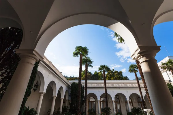 Livadiya İlçesi, Crimea - 21 Eylül 2017: arcades Livadia Sarayı'nın iç avlunun. Yazlık Kırım'da Rus İmparatorun ailesinin saraydı