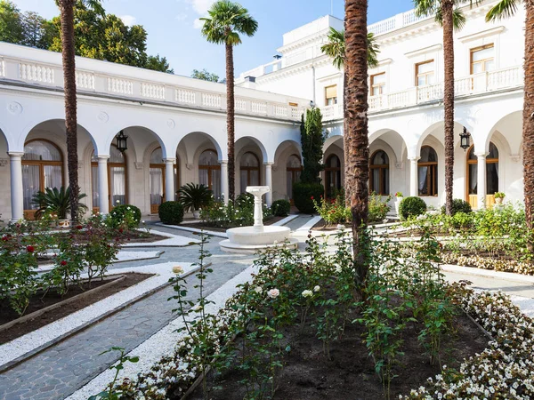 Livadiya İlçesi, Crimea - 21 Eylül 2017: Livadia Sarayı'nın iç bahçesinde gül bahçesi. Yazlık Kırım'da Rus İmparatorun ailesinin saraydı
