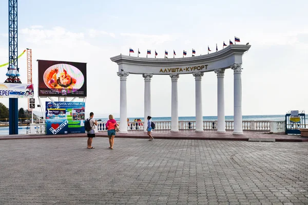 Personer nära pelargången i Alushta stad i twilight — Stockfoto