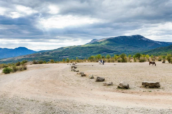 Horseback excursion in The Valley of Ghosts — Stock Photo, Image