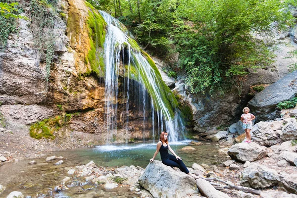 Tourists near Djur-djur waterfall in Crimea — Stock Photo, Image