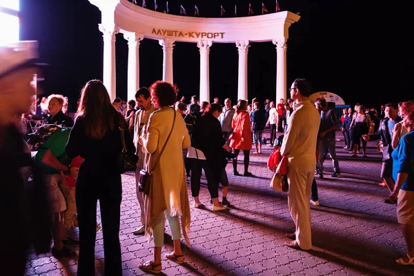 Tourists on outdoor evening party in Alushta city — Stock Photo, Image