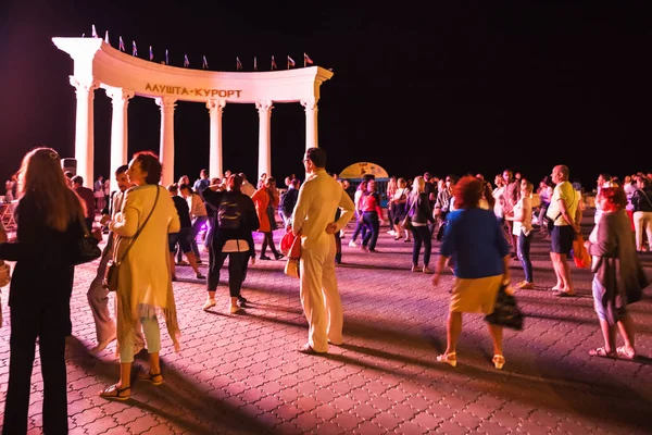 Tourists on night dancing party in Alushta city — Stock Photo, Image