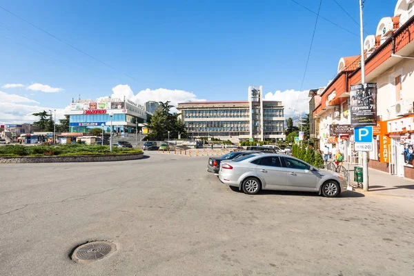 Mensen en auto's op Sovetskaya plein in Alushta — Stockfoto