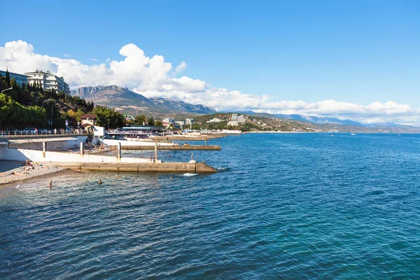 turistler ve kentsel plaj set boyunca görünümü